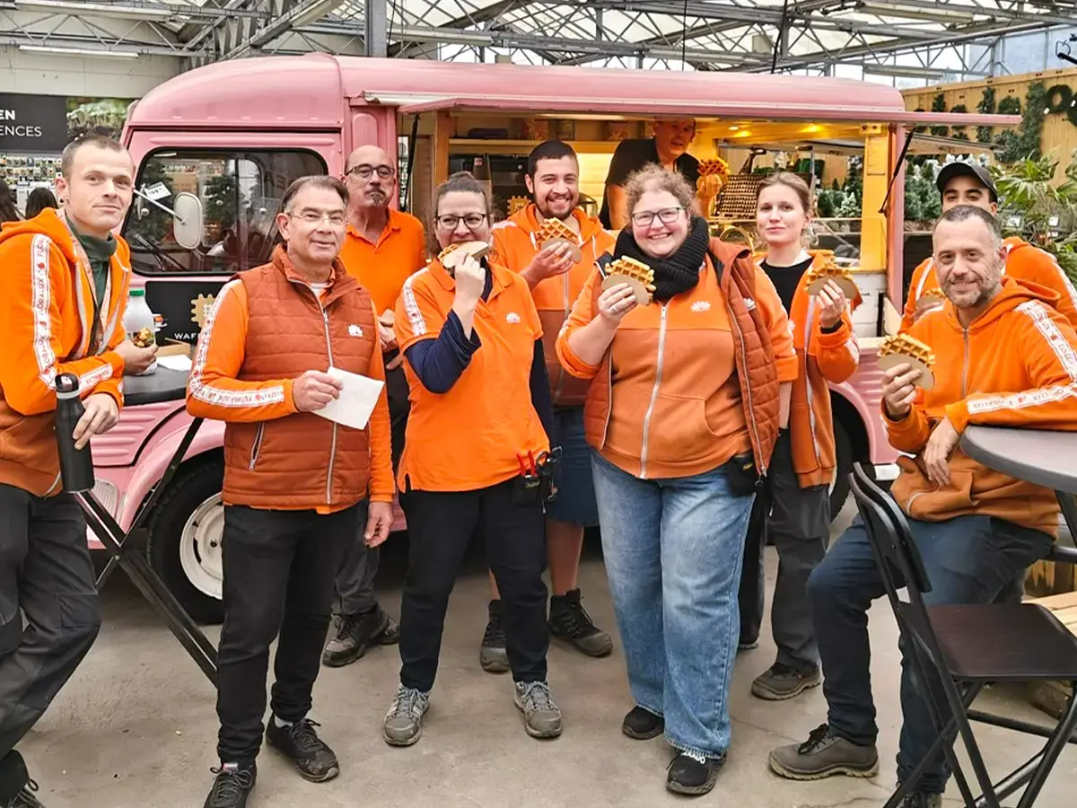 Floralux team proeft wafels